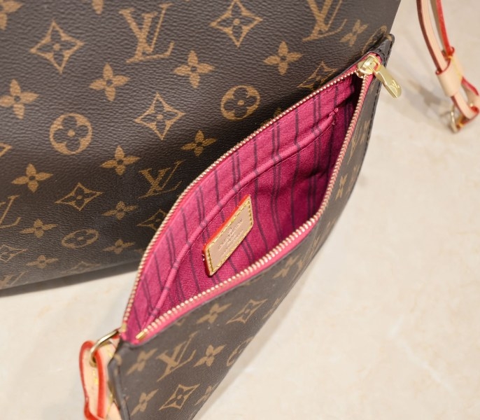 L0vis Vvtt0n Monogram Canvas Neverfull MM Tote In Red