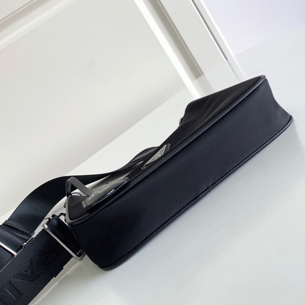 Pra*a Re-Edition Shoulder Bag Fake in Black