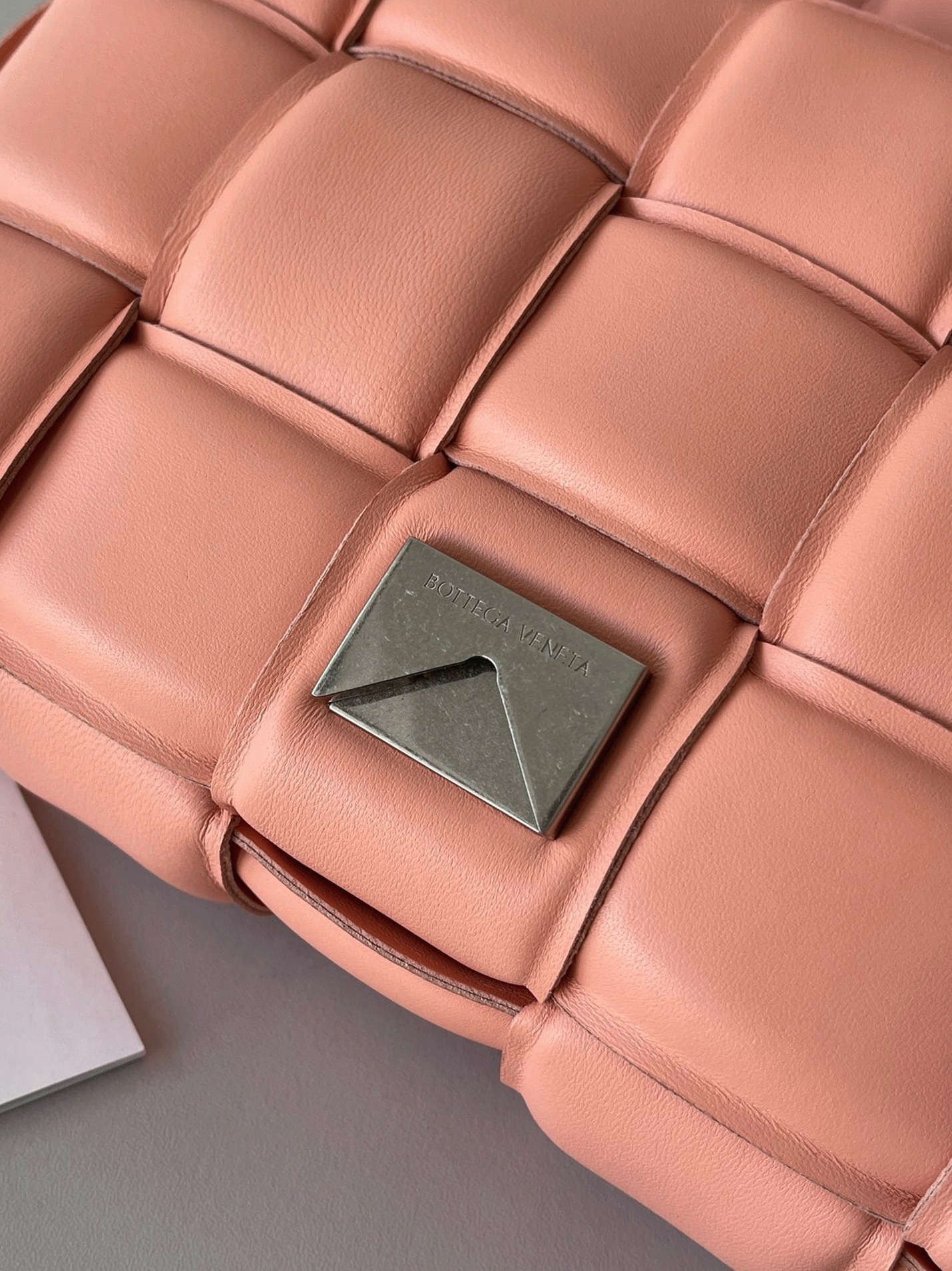 Top Quality Fake B0tt*ga Ven*ta Padded Cassette Bag In Peachy
