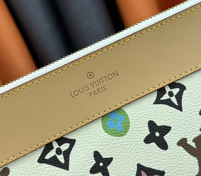 L0vis Vvtt0n Monogram Craggy Voyage Souple Pochette In Vanilla
