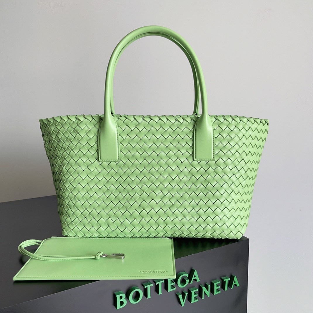 Top Quality Fake B0tt*ga Ven*ta Cabat Medium Bag In Pistachio
