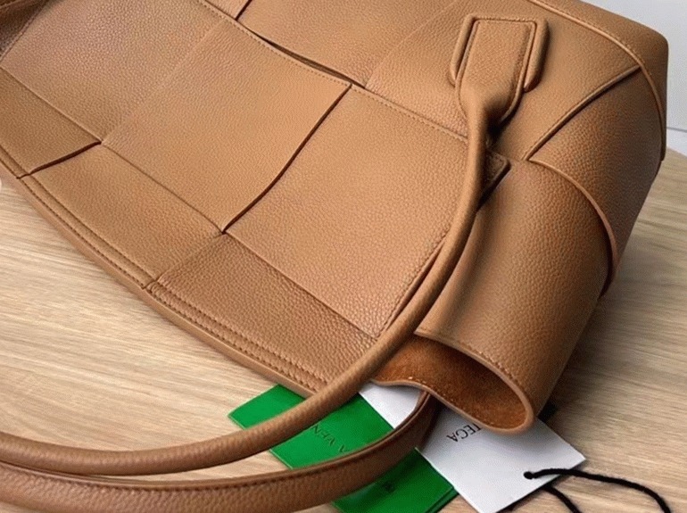 Top Quality Replica B0tt*ga Ven*ta Arco Medium Bag In Caramel