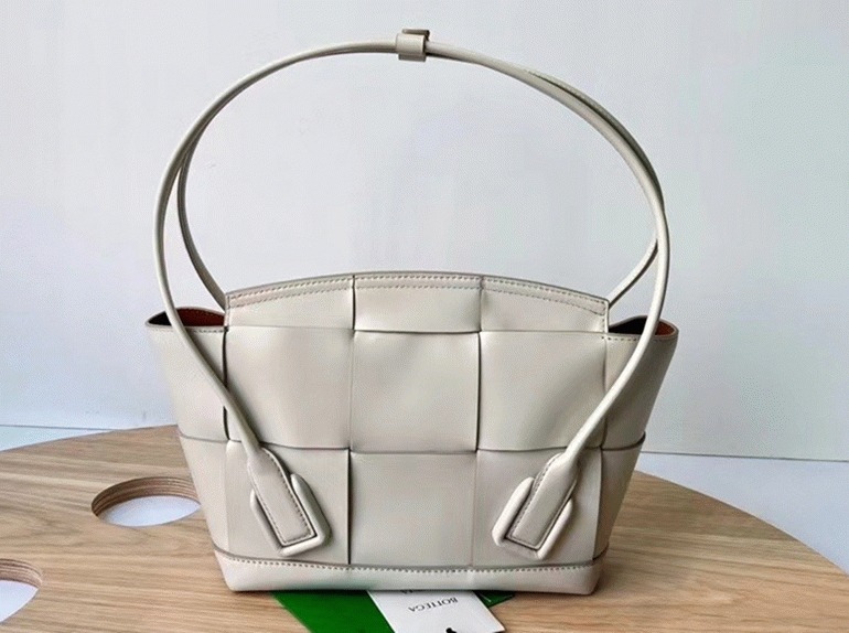 Top Quality Replica B0tt*ga Ven*ta Arco Small Bag In White Intrecciato Leather