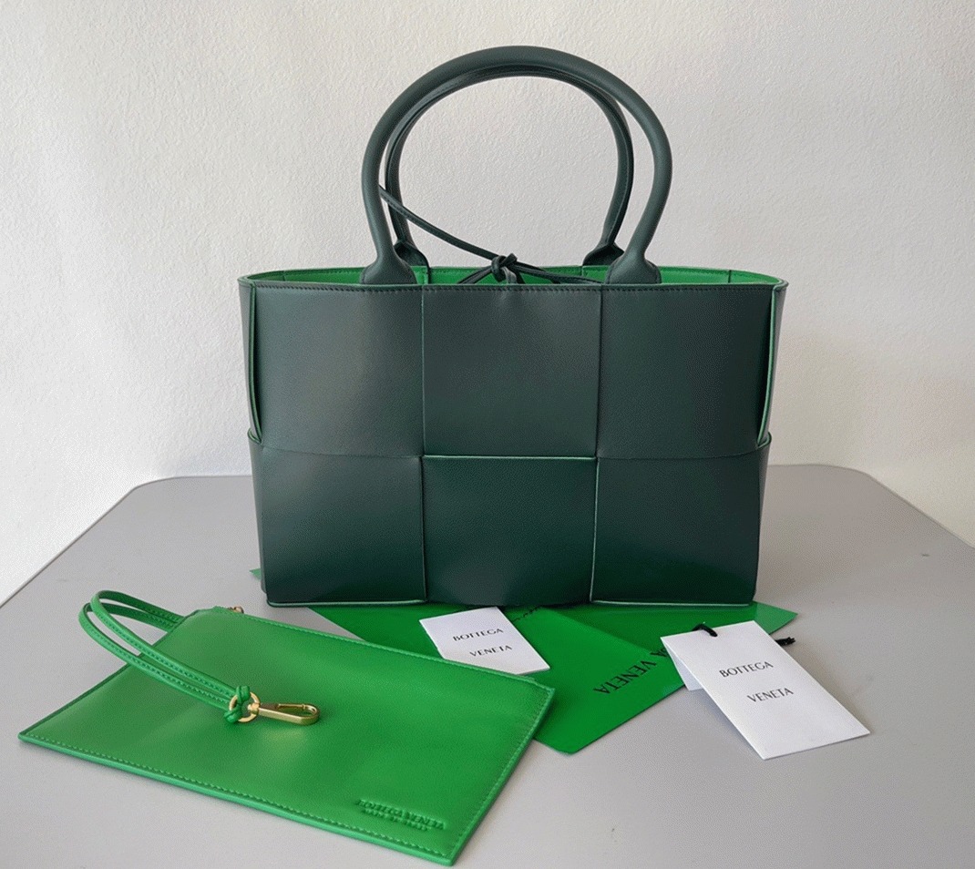 Fake B0tt*ga Ven*ta Arco Medium Tote Green