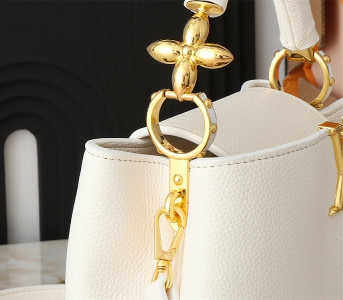 L0vis Vvtt0n Capucines BB Handbag In Quartz White