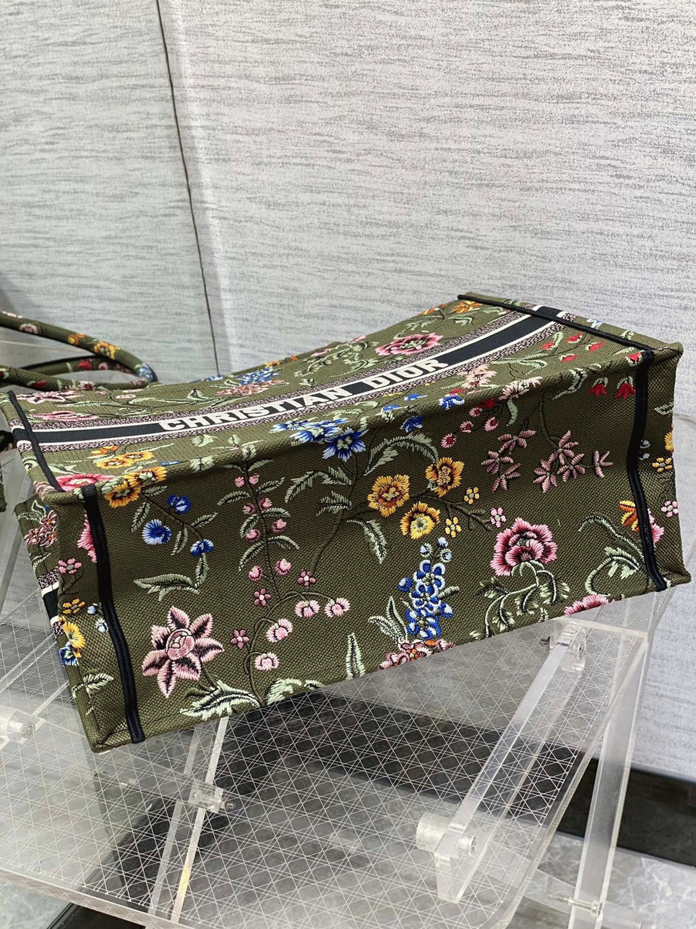 D10r Large Book Tote Bag Imitation in Green D10r Petites Fleurs Embroidery