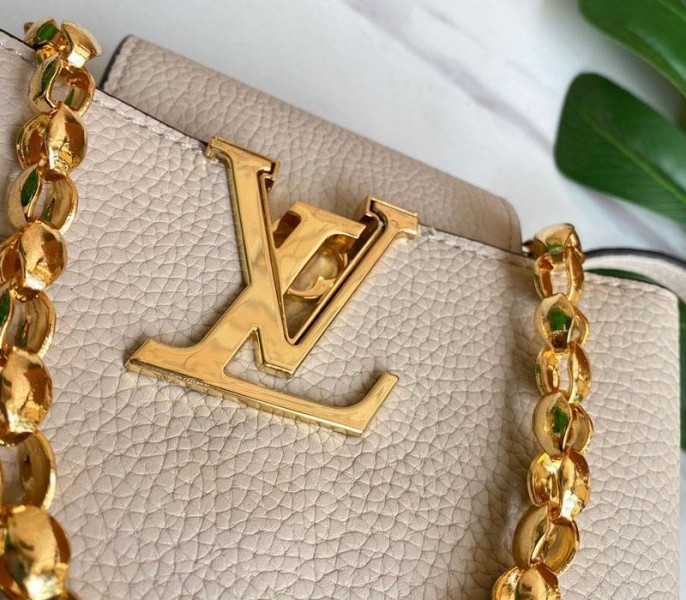 L0vis Vvtt0n Capucines Mini Chain Bag In Beige