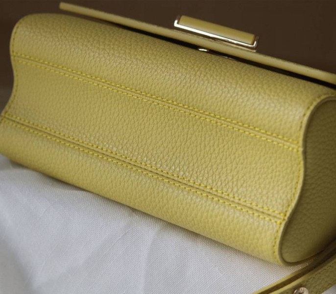 L0vis Vvtt0n Taurillon Leather Twist MM Scrunchie Handle In Ginger Yellow