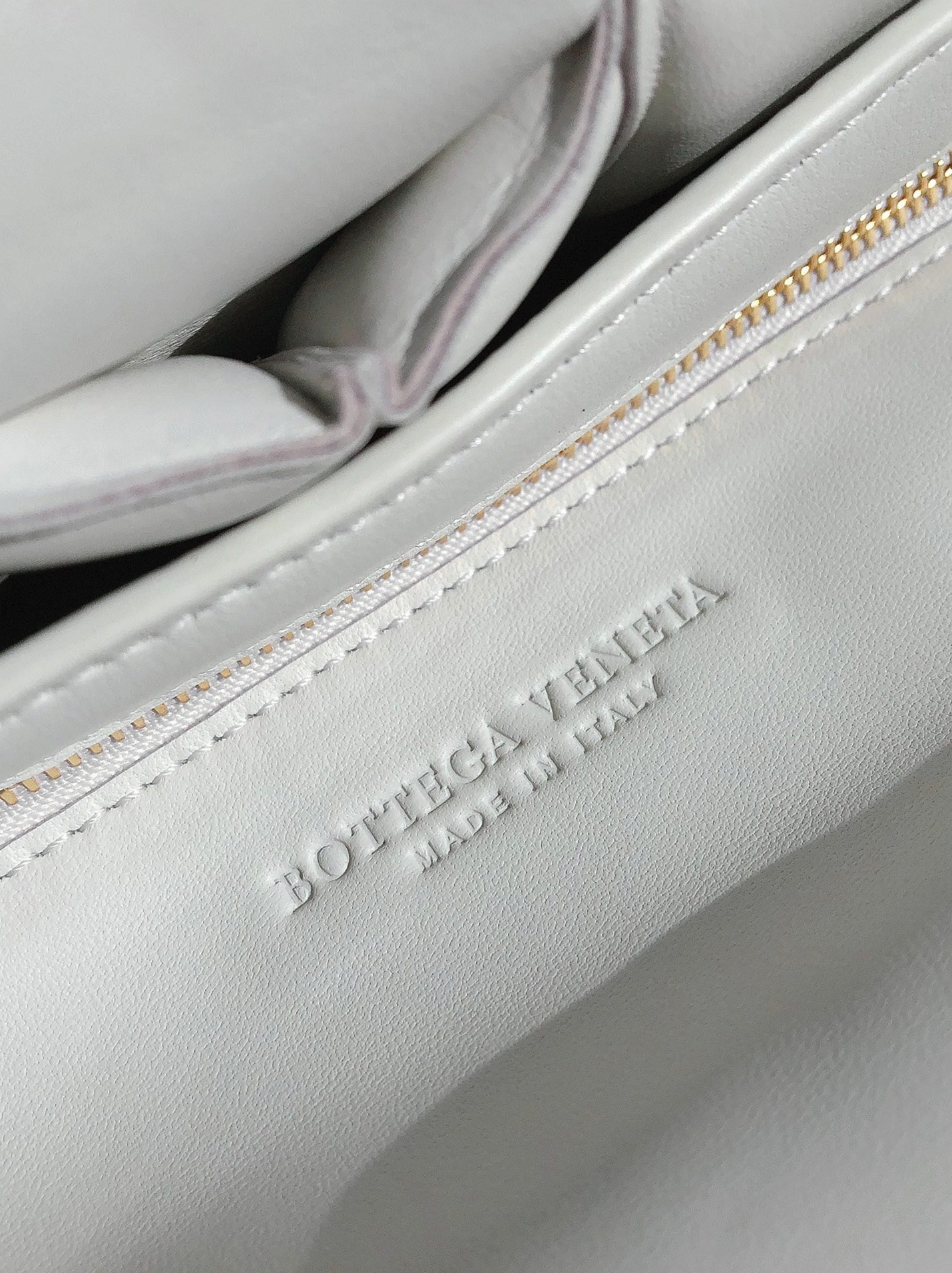 Top Quality Knockoff B0tt*ga Ven*ta Chain Cassette Bag In White