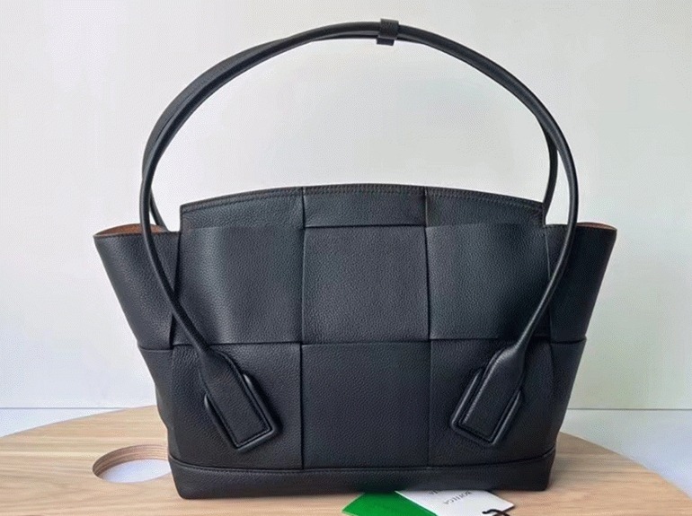 Top Quality Knockoff B0tt*ga Ven*ta Arco Medium Bag In Black Grained Leather