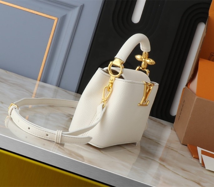 L0vis Vvtt0n Capucines Mini Capucines Handbag In Quartz White