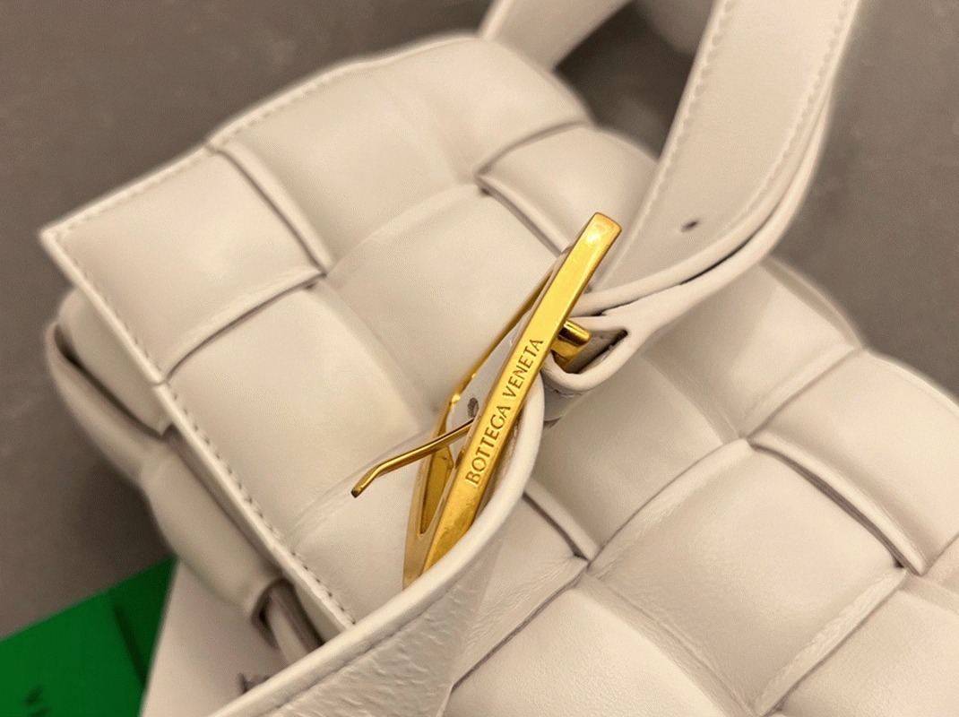 Fake B0tt*ga Ven*ta Small Padded Cassette Bag White