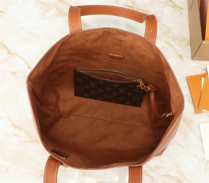L0vis Vvtt0n Low Key Cabas MM Bag In Cognac Brown