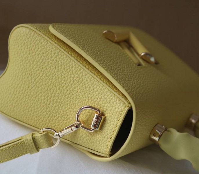 L0vis Vvtt0n Taurillon Leather Twist MM Scrunchie Handle In Ginger Yellow
