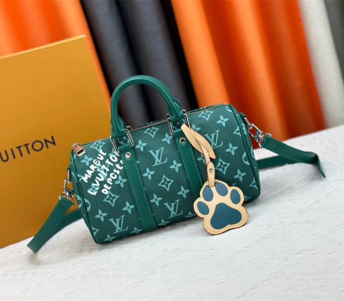 L0vis Vvtt0n Monogram Heritage Canvas Keepall Bandouliere 25 In Green