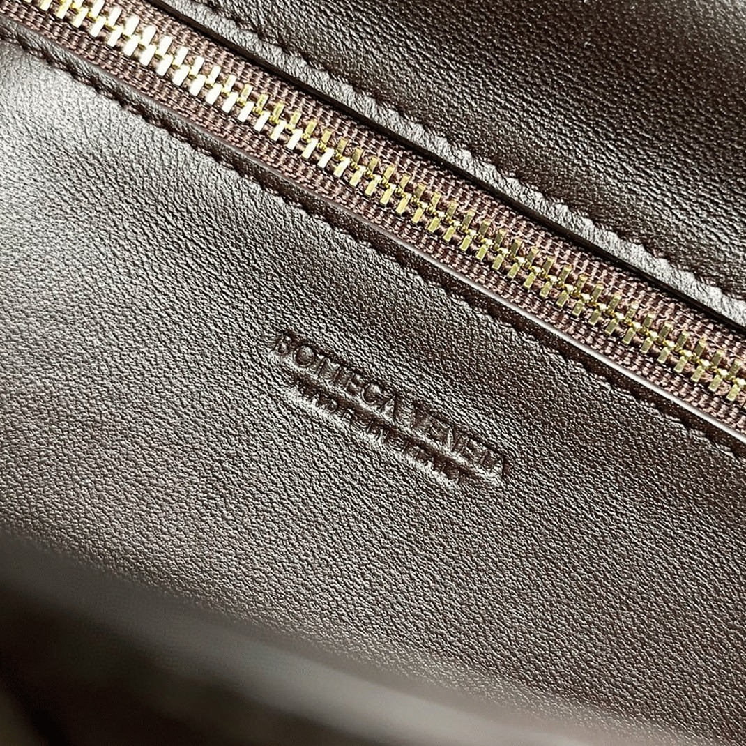 Replica B0tt*ga Ven*ta Andiamo Clutch with Handle Fondant Intrecciato Lambskin