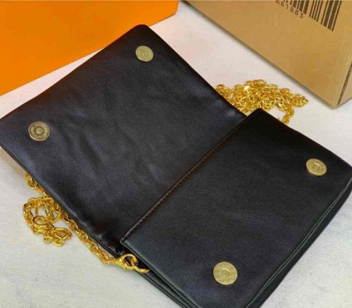L0vis Vvtt0n Coussin Pochette In Black