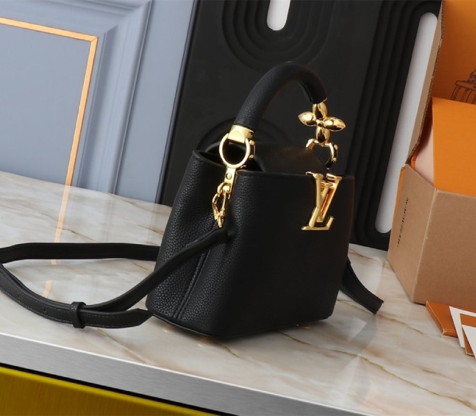 L0vis Vvtt0n Capucines Mini Capucines Handbag In Black