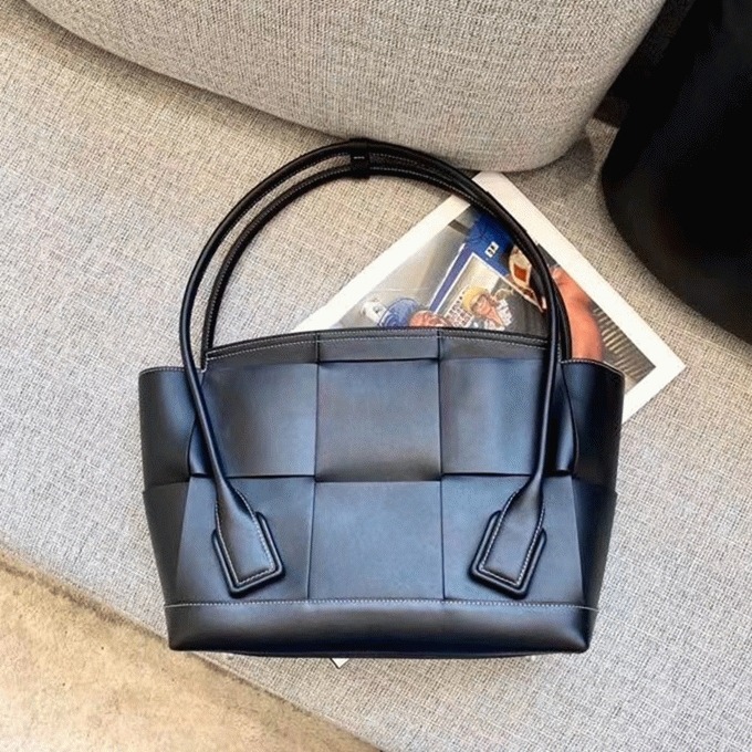 Top Quality Replica B0tt*ga Ven*ta Arco Medium Bag In Black Intrecciato Calfskin