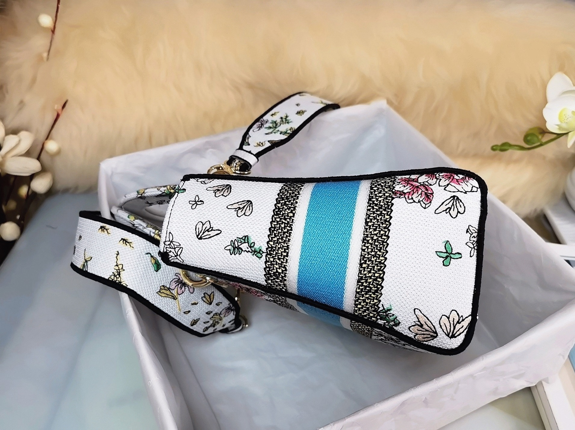 D10r Lady D-Lite Medium Bag Fake in White D-Constellation Embroidery