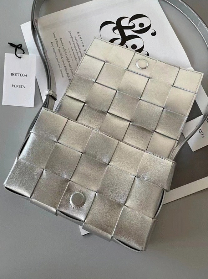 Top Quality Knockoff B0tt*ga Ven*ta Cassette Bag In Silver