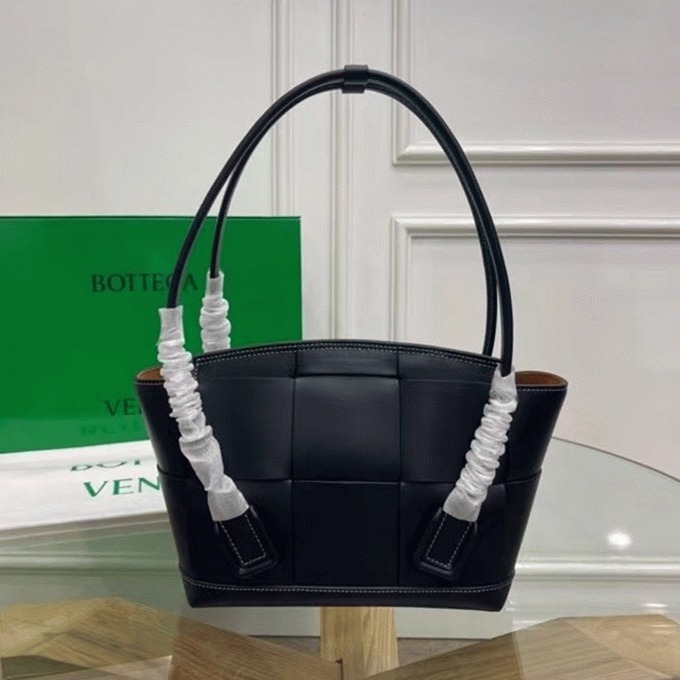 Top Quality Fake B0tt*ga Ven*ta Arco Small Bag In Black Intrecciato Calfskin