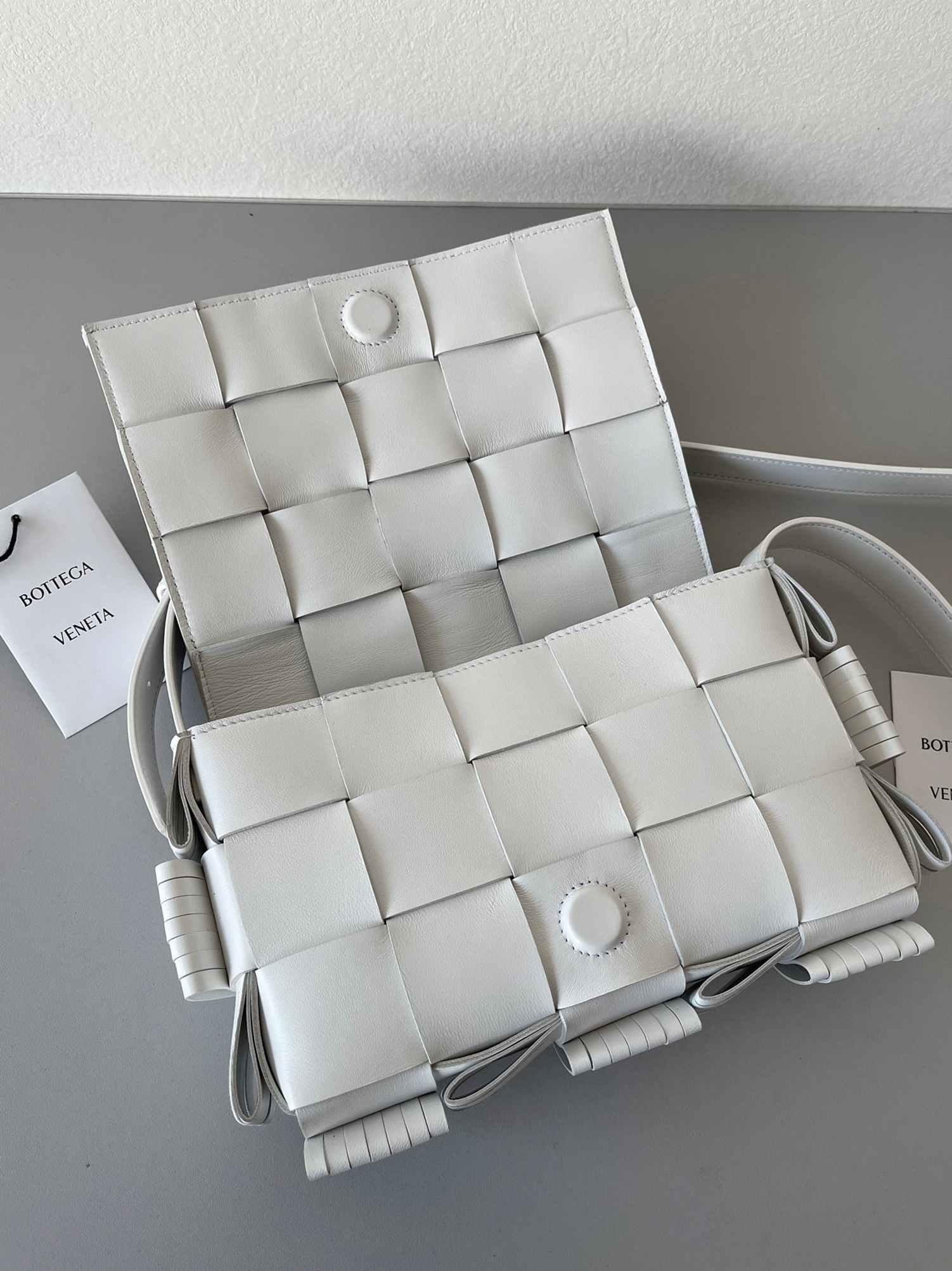 Top Quality Fake B0tt*ga Ven*ta Cassette Fringed Bag In White