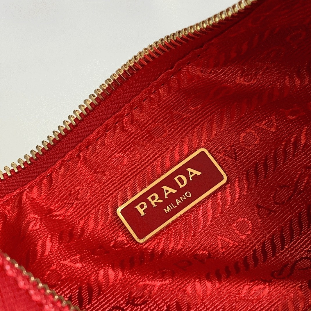 Pra*a Re-Edition 2005 Shoulder Bag Replica in Red