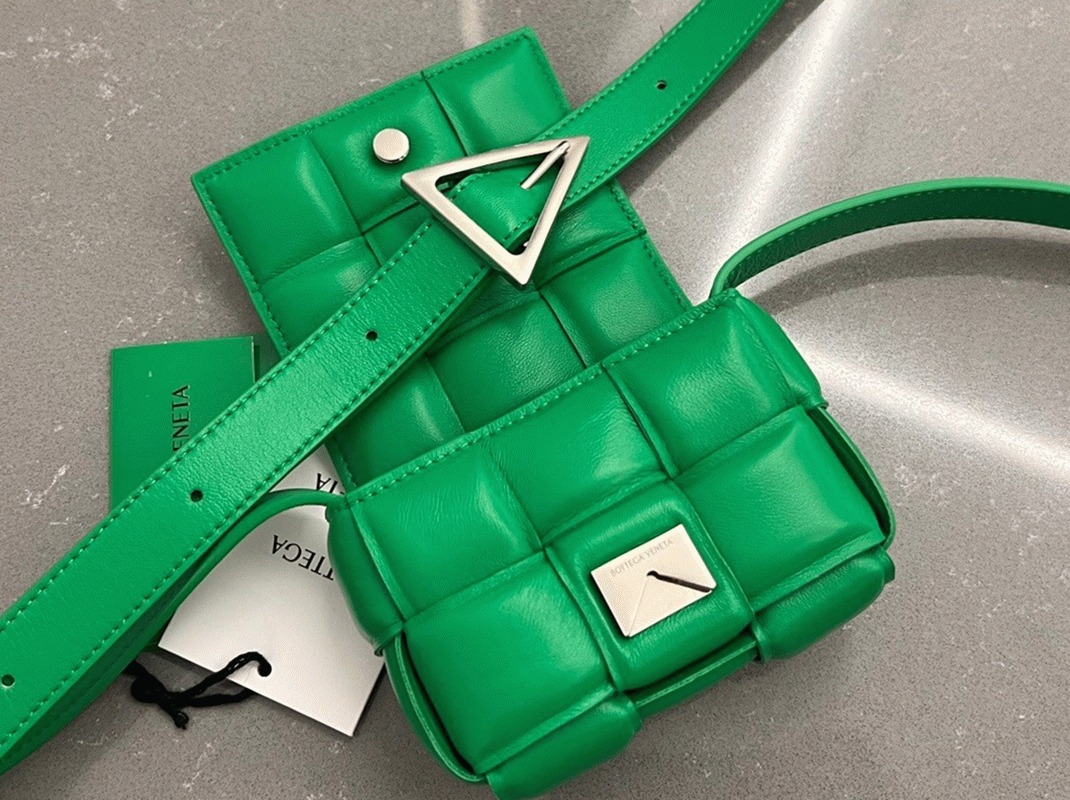Top Quality Knockoff B0tt*ga Ven*ta Candy Padded Cassette Bag In Parakeet