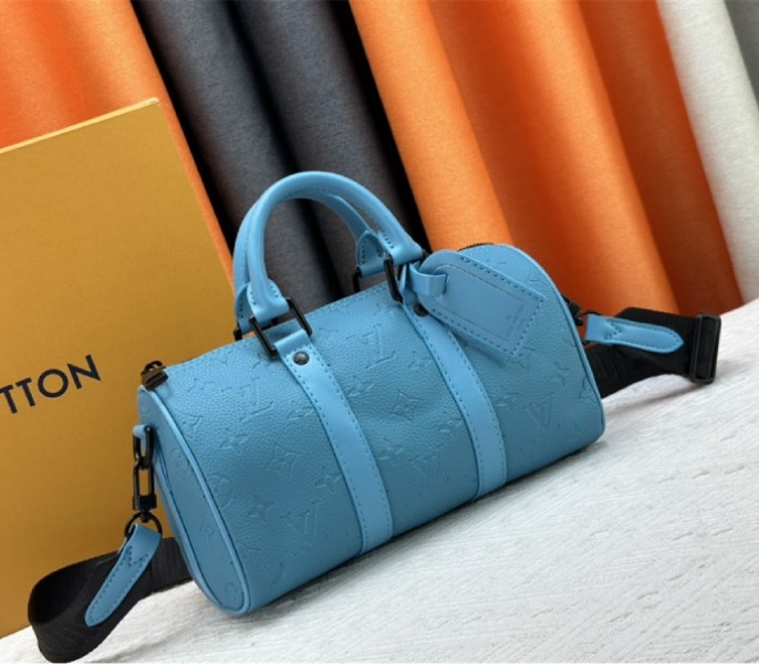 L0vis Vvtt0n Taurillon Monogram Leather Keepall Bandouliere 25 In Turquoise