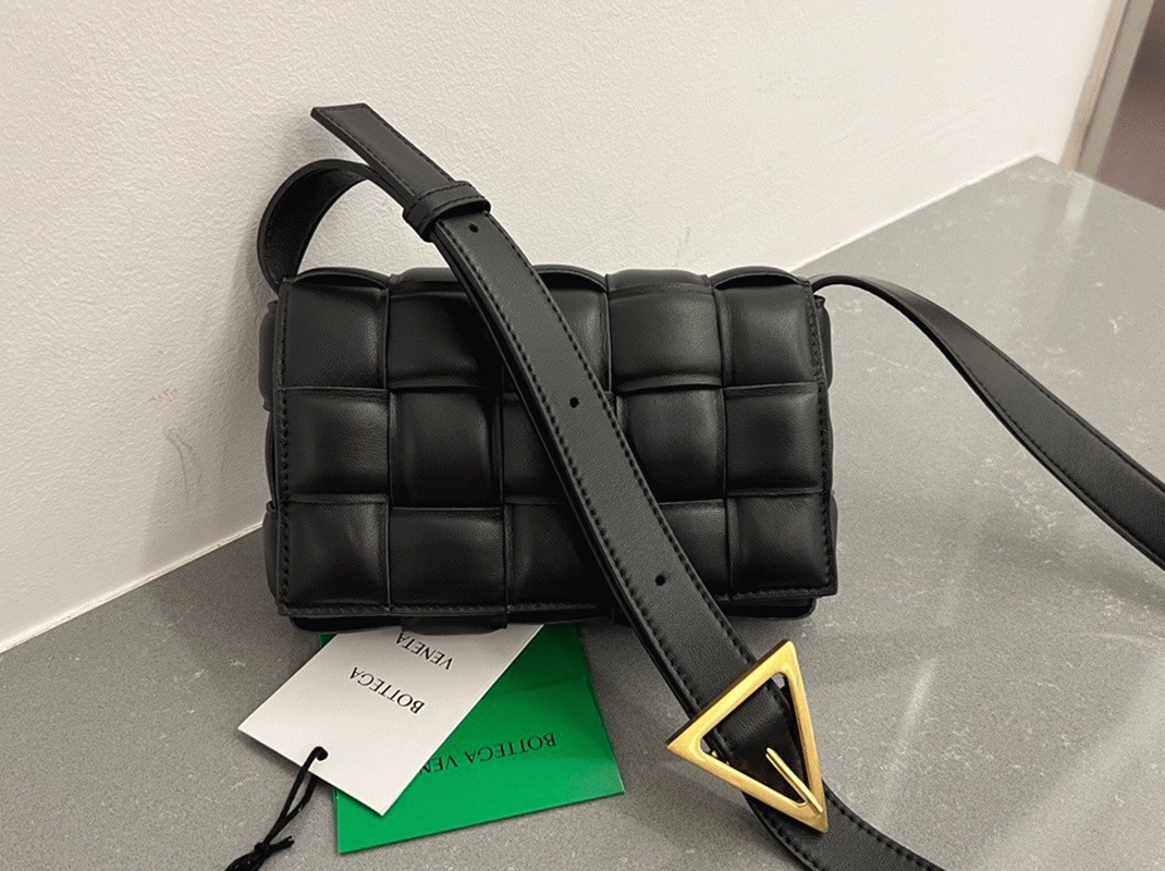 Knockoff B0tt*ga Ven*ta Small Padded Cassette Bag Black
