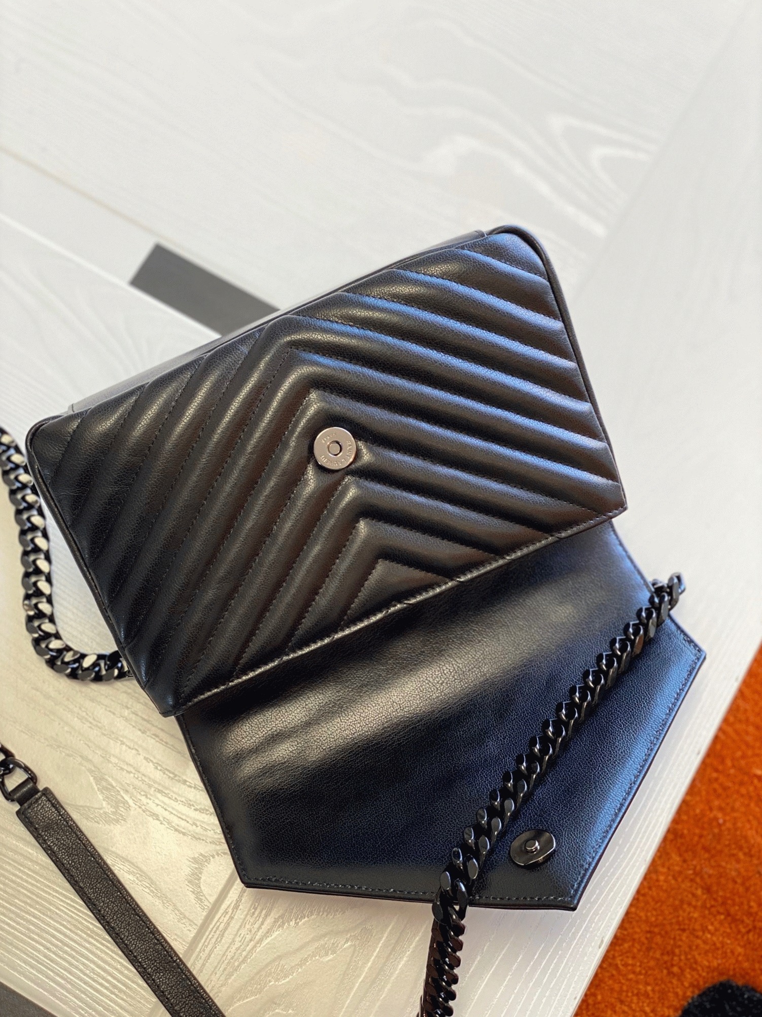 Replica Sa1nt Lau*nt College Medium Chain Bag with Black
