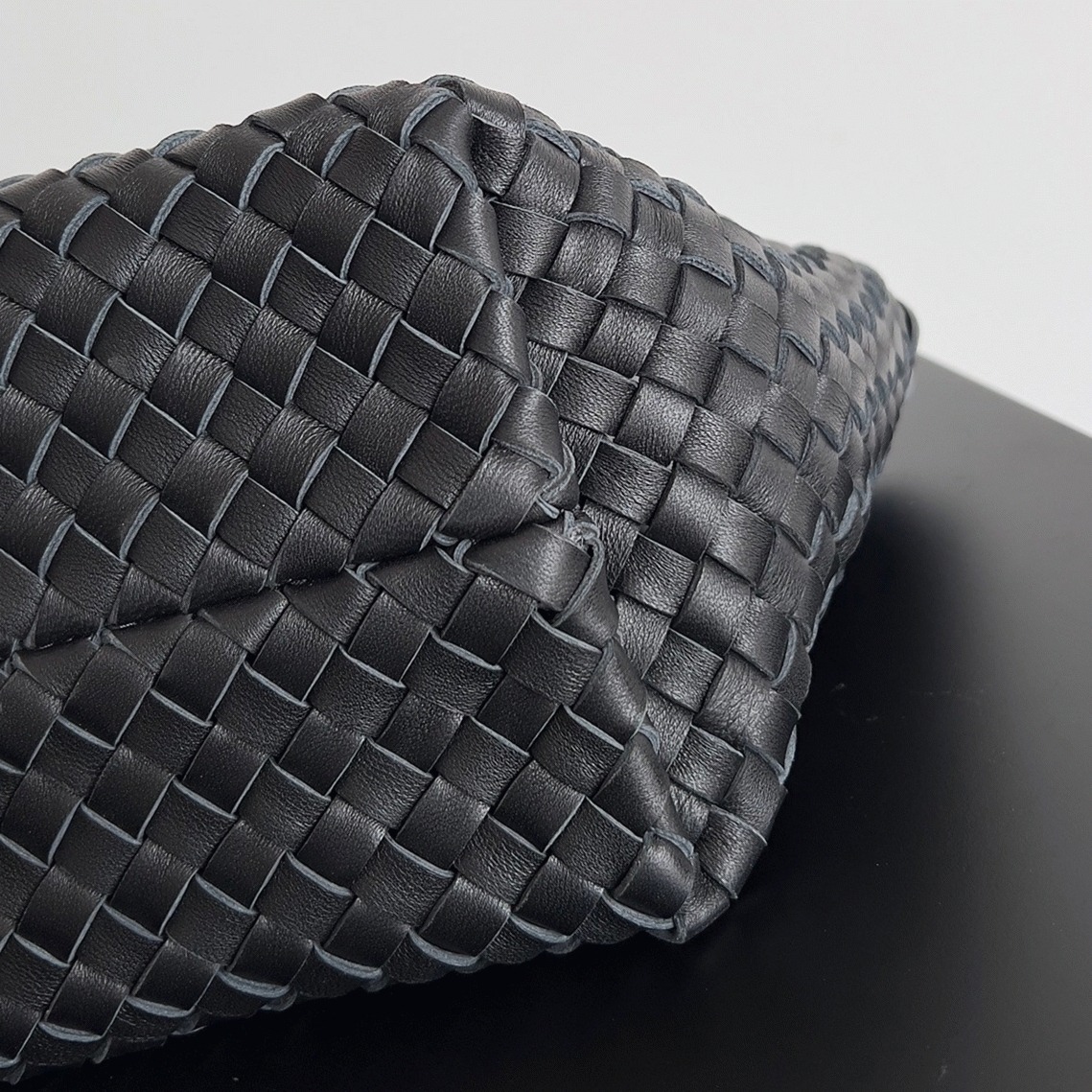 Top Quality Fake B0tt*ga Ven*ta Cabat Mini Bag In Black Intrecciato Lambskin