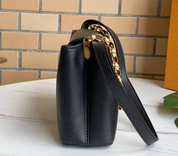 L0vis Vvtt0n Capucines Mini Chain Bag In Black