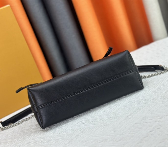 L0vis Vvtt0n X TM CarryAll Vibe BB In Black