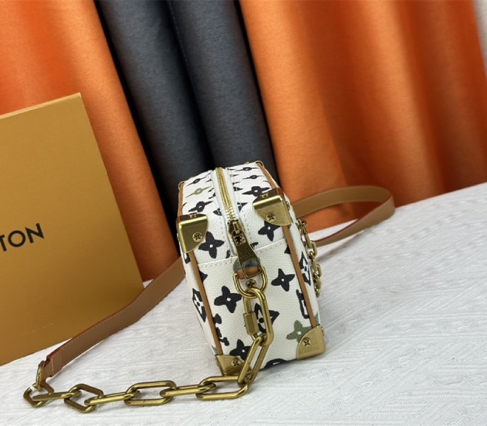 L0vis Vvtt0n Monogram Craggy Mini Soft Trunk In Vanilla
