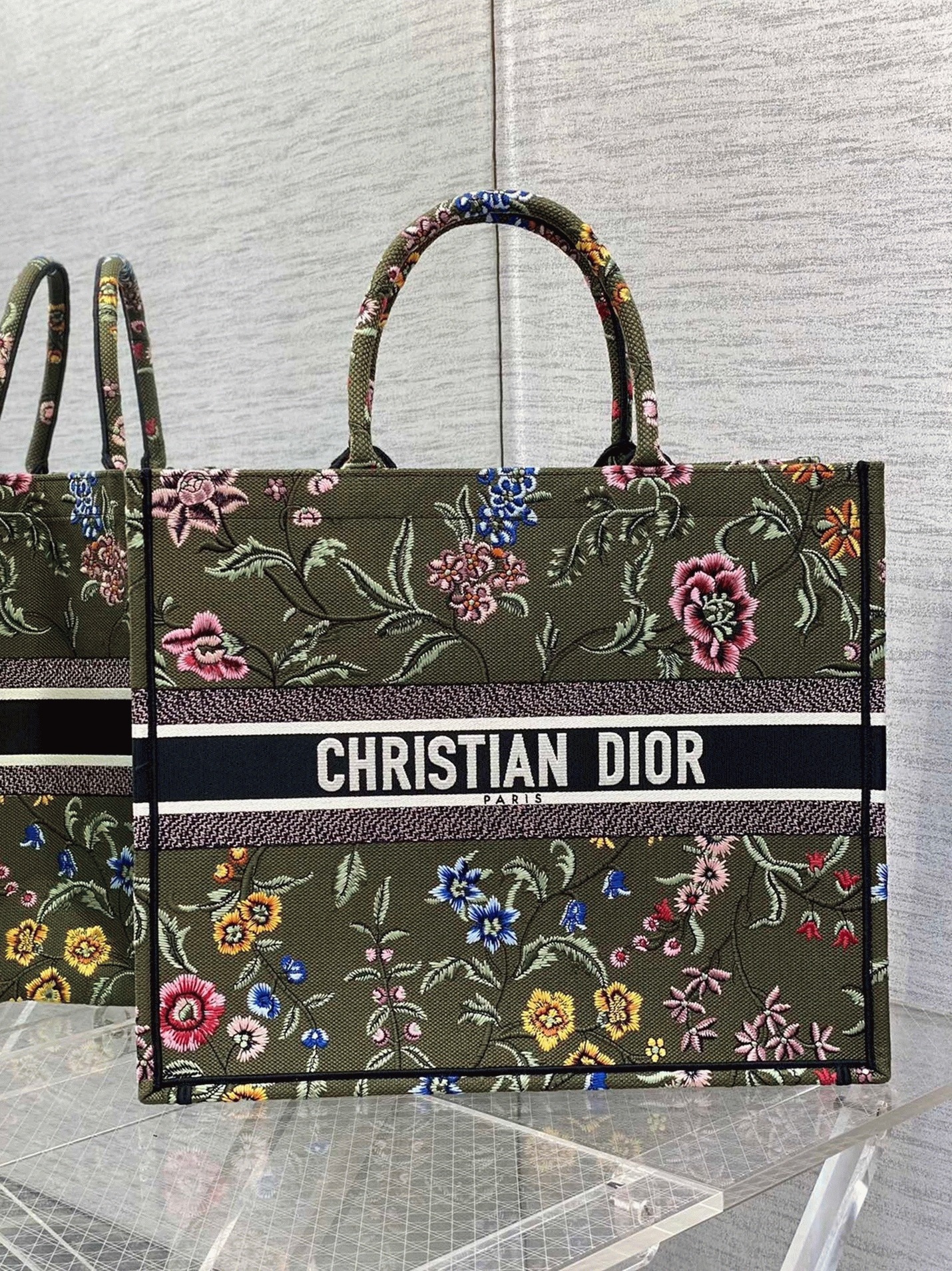 D10r Large Book Tote Bag Imitation in Green D10r Petites Fleurs Embroidery