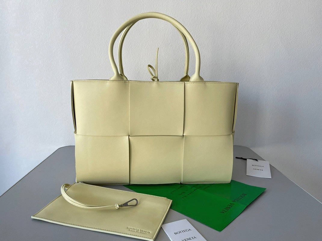 Fake B0tt*ga Ven*ta Arco Medium Tote Cream