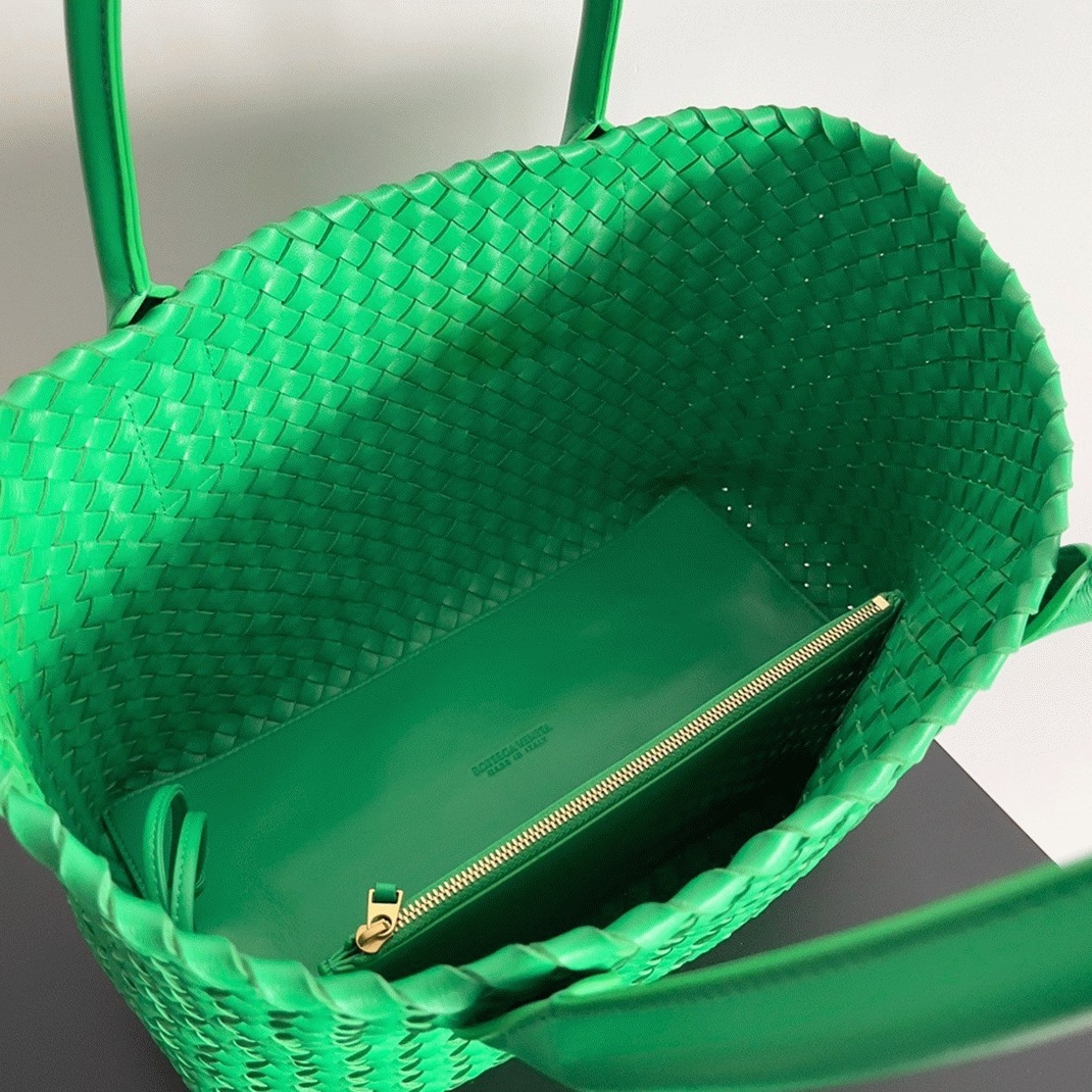 Top Quality Fake B0tt*ga Ven*ta Cabat Medium Bag In Green Intrecciato Lambskin