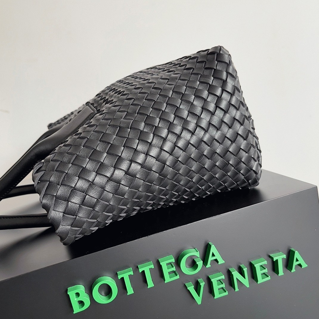 Top Quality Replica B0tt*ga Ven*ta Cabat Medium Bag In Black Intrecciato Lambskin