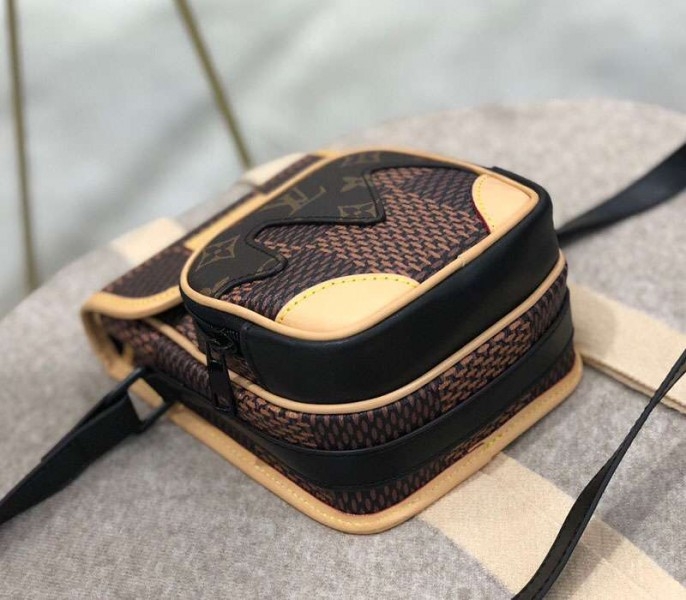 L0vis Vvtt0n Nano Amazone Messenger Bag