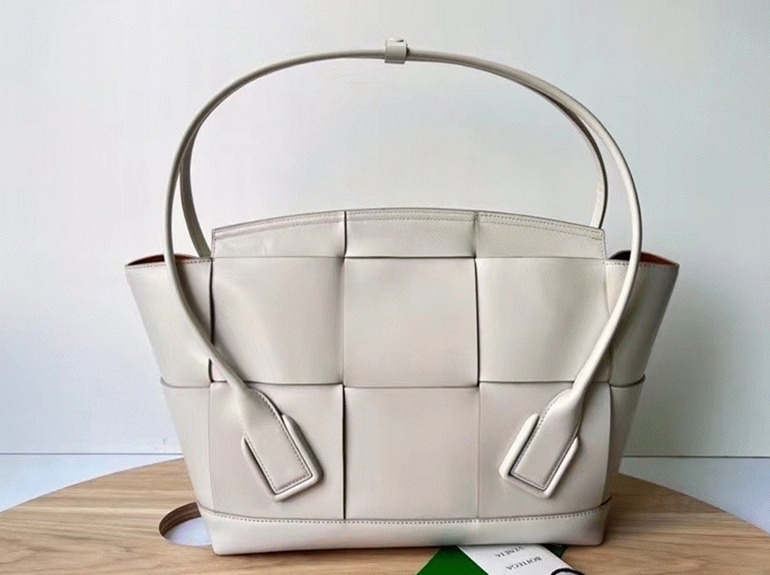 Top Quality Fake B0tt*ga Ven*ta Arco Medium Bag In White Intrecciato Calfskin