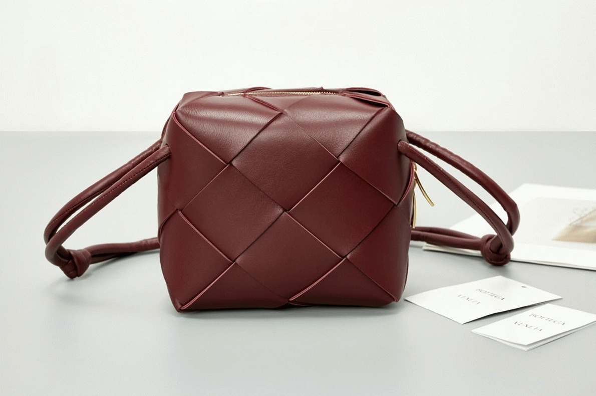 Fake B0tt*ga Ven*ta Mini Cassette Camera Bag Bordeaux