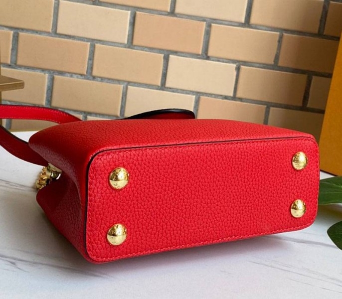 L0vis Vvtt0n Capucines Mini Chain Bag In Red