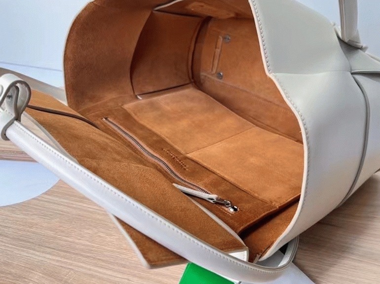 Top Quality Knockoff B0tt*ga Ven*ta Arco Mini Bag In White Intrecciato Leather