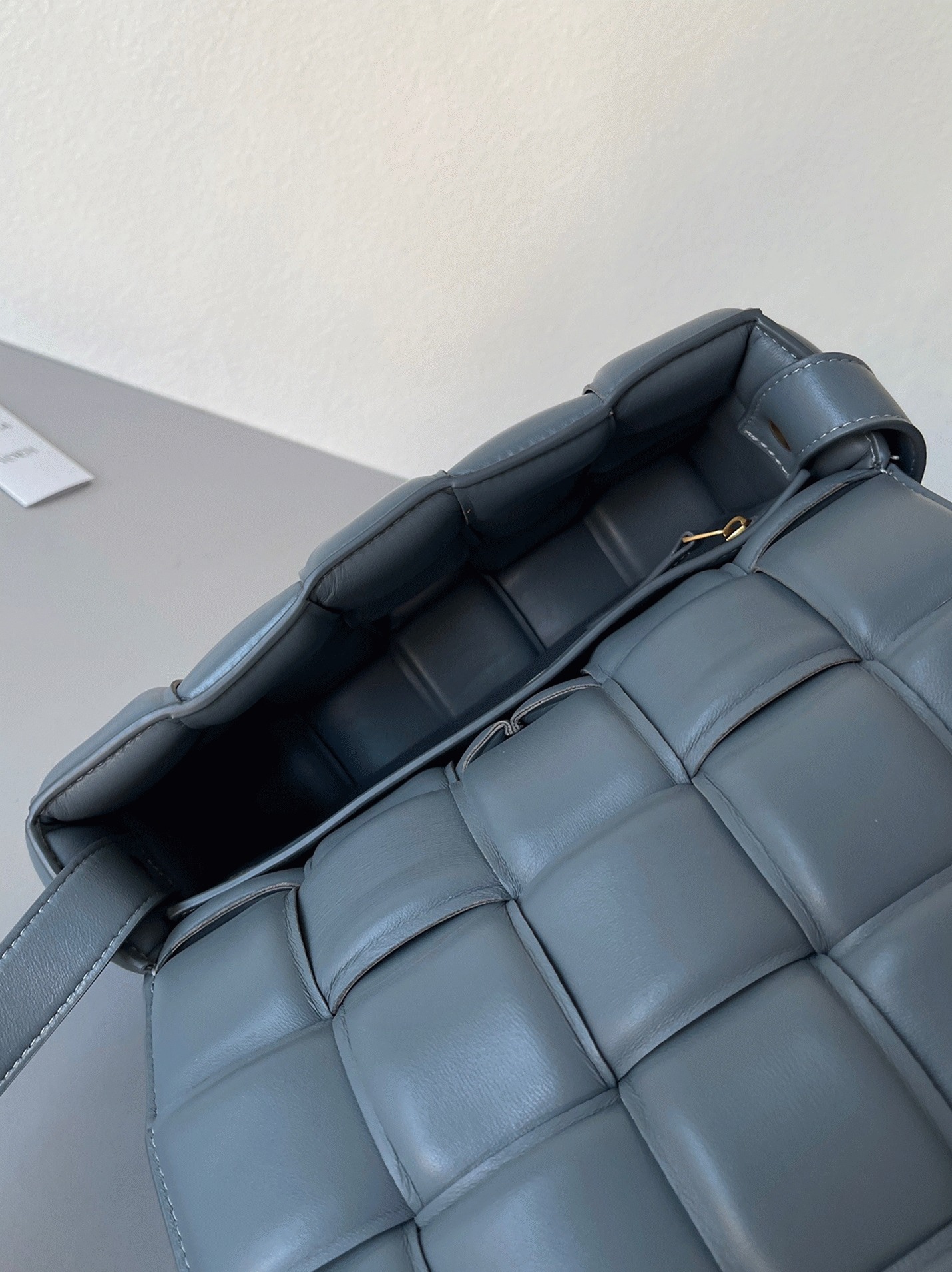 Top Quality Imitation B0tt*ga Ven*ta Padded Cassette Bag In Thunder
