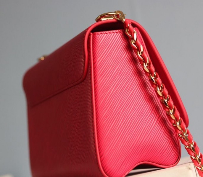 L0vis Vvtt0n Epi Leather Twist MM Bag In Red