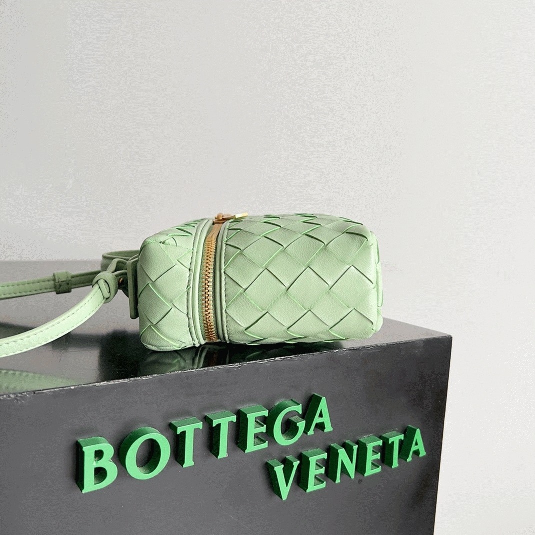 Fake B0tt*ga Ven*ta Bang Bang Vanity Case Mint