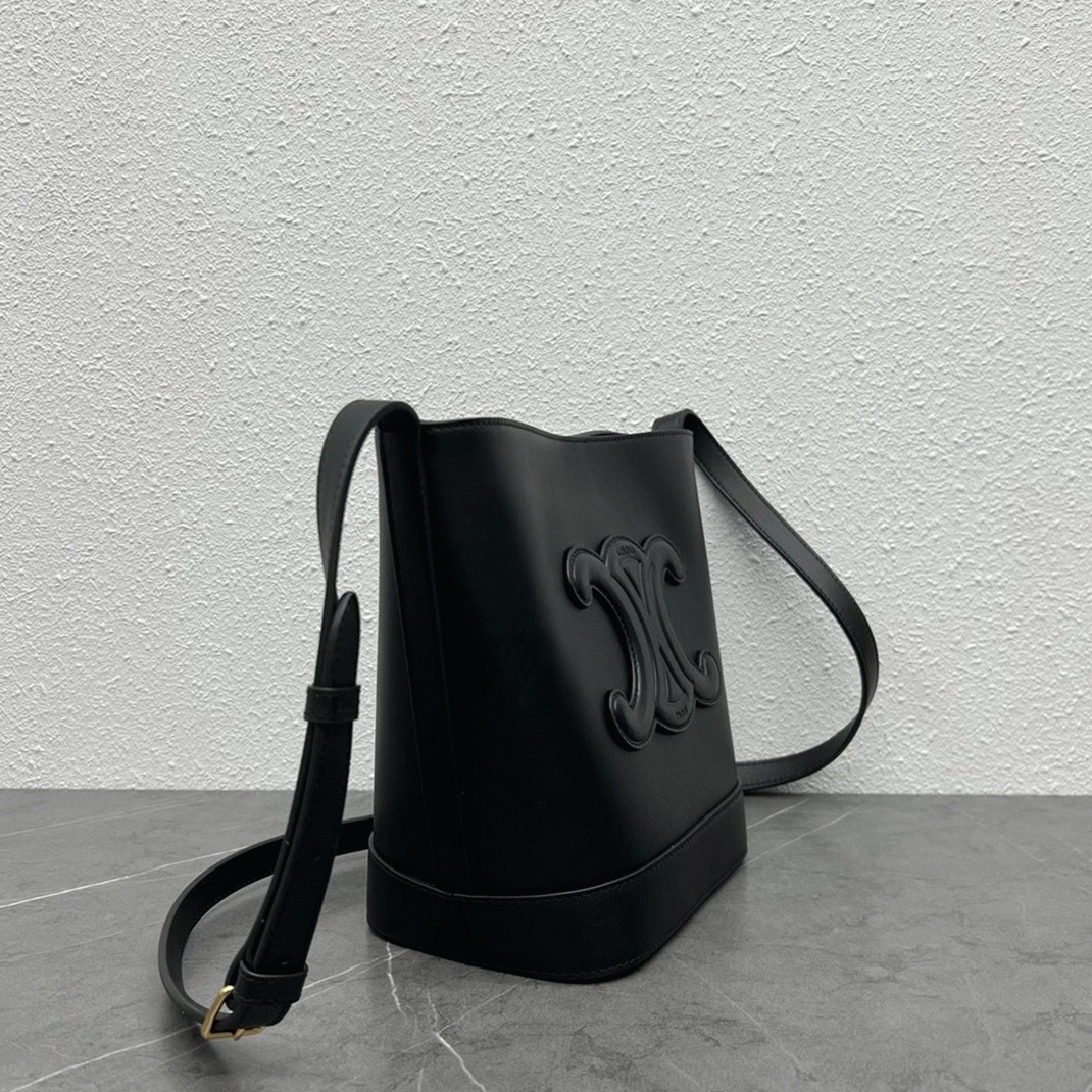 Top Quality Knockoff Ce1i*e Small Bucket Cuir Triomphe In Black Calfskin