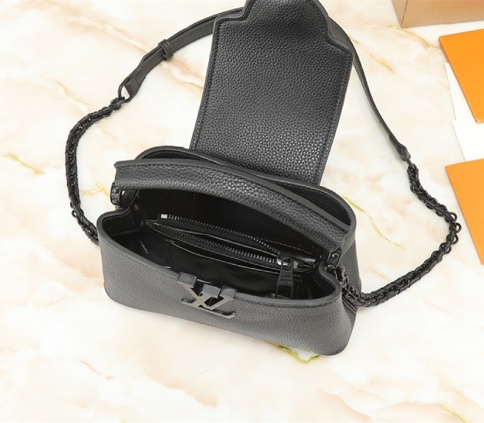 L0vis Vvtt0n Capucines East-West Mini Handbag In All Black